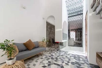 Nhà ống cải tạo với sân nằm trong nhà ở Sài Gòn