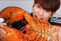 Video: Chi 300 USD ăn tôm hùm khổng lồ 7 kg, càng lớn hơn bàn tay