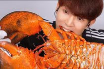 Video: Chi 300 USD ăn tôm hùm khổng lồ 7 kg, càng lớn hơn bàn tay