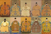 Tại sao Tần Thủy Hoàng mặc long bào màu đen?