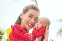 Được Chi Pu bế, biểu cảm của con gái Hà Hồ chiếm spotlight