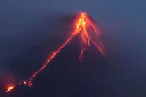 Dòng dung nham đỏ rực gây khiếp đảm từ núi lửa Philippines