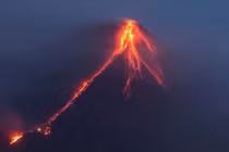 Dòng dung nham đỏ rực gây khiếp đảm từ núi lửa Philippines