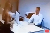 Cô gái cởi hết áo trước mặt nhân viên ngân hàng vì lý do lạ