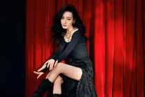 Địch Lệ Nhiệt Ba gầy báo động, "rao bán" cả ngực lẫn đầu gối