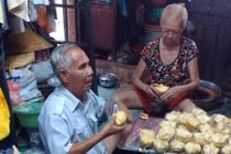 Tình yêu vượt gian khổ của ông lão mù nuôi vợ bạo bệnh