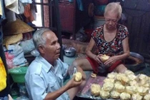 Tình yêu vượt gian khổ của ông lão mù nuôi vợ bạo bệnh