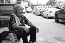 Nghẹn lòng hình ảnh bà nội 80 tuổi chờ cháu trai bị thiểu năng