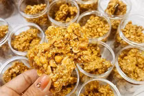 Dân Hà Thành rộ mốt mua kẹo nhà nghèo ăn Tết 