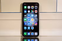 Bất chấp mọi thị phi, iPhone X vẫn bán “đắt như tôm tươi”