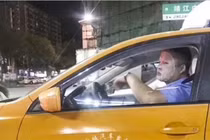 Đắp mặt nạ dưỡng da khi đang lái xe, tài xế bị đình chỉ việc