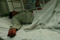 Nghi chồng ngoại tình, vợ cùng 2 con “cạo đầu bôi sơn” hàng xóm