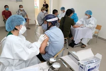 Tiêm 1 mũi AstraZeneca được 3 tuần, có nguy cơ trở nặng nếu mắc Covid-19 không?