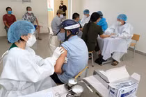 Tiêm 1 mũi AstraZeneca được 3 tuần, có nguy cơ trở nặng nếu mắc Covid-19 không?