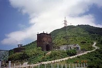 Phẫn nộ nhóm phượt trèo lên di tích lịch sử 'sống ảo' bất chấp biển cấm