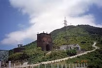 Phẫn nộ nhóm phượt trèo lên di tích lịch sử 'sống ảo' bất chấp biển cấm