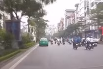 Video: Người đi bộ bị xe tông khi qua đường không đúng