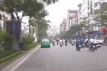 Video: Người đi bộ bị xe tông khi qua đường không đúng