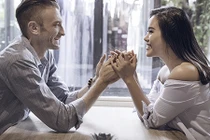 Hà Anh, Phương Vy được chồng đi giày, bóp chân khiến fan xuýt xoa