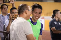 Video: Văn Hậu, Hùng Dũng tươi cười gặp lại HLV Park và trợ lý Lee