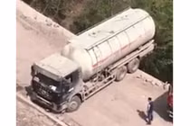 Video: Thót tim xem tài xế điều khiển xe nặng vài tấn quay đầu sát mép vực