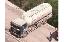 Video: Thót tim xem tài xế điều khiển xe nặng vài tấn quay đầu sát mép vực