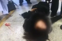 Cắm mặt vào điện thoại, cô gái ngã sõng soài trên đất