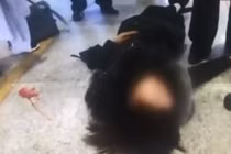 Cắm mặt vào điện thoại, cô gái ngã sõng soài trên đất