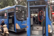 Video: Tài xế xe buýt phun nước bọt thách thức người đi đường khi bị nhắc nhở