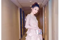 Gầy gò, ngực lép nhưng Triệu Lệ Dĩnh vẫn luôn được khen mặc đẹp