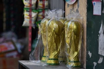 "Cup vàng" World Cup 80.000 đồng bày bán ở cửa nhà, quán nước