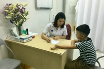 Bé 9 tuổi bị lột da dương vật do trèo cây tụt xuống quá nhanh