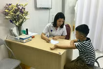 Bé 9 tuổi bị lột da dương vật do trèo cây tụt xuống quá nhanh