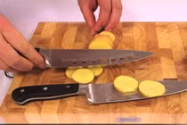 2 lỗ tròn trên thân dao mà 90% người dùng không hề biết công dụng