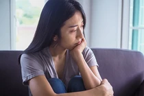 Ngày thôi nôi con gái, mở món quà mẹ chồng tặng mà tôi sững sờ