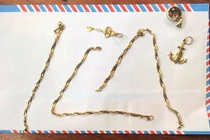 Hàng loạt học sinh bị giật dây chuyền ngay trong trường