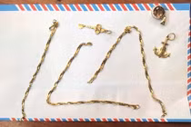 Hàng loạt học sinh bị giật dây chuyền ngay trong trường