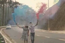 Video: Cặp đôi đốt pháo khói ở khúc cua nguy hiểm trên đèo Tam Đảo
