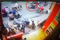 Video: Đẩy người phụ nữ lao vào mũi taxi rồi thản nhiên... đứng nhìn