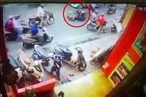 Video: Đẩy người phụ nữ lao vào mũi taxi rồi thản nhiên... đứng nhìn