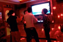 Vợ phản ứng cao tay khi chồng gọi "em gái mưa" vào phòng hát