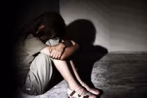 Phẫn nộ người mẹ nhận nuôi 2 con gái sau đó lạm dụng tình dục