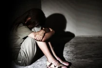 Phẫn nộ người mẹ nhận nuôi 2 con gái sau đó lạm dụng tình dục