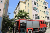 Nhà này cháy, phá nhầm cửa nhà kia để... cứu hỏa