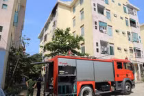 Nhà này cháy, phá nhầm cửa nhà kia để... cứu hỏa