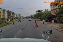 Video: Tài xế container đánh lái, phanh gấp để cứu bé trai đột ngột qua đường