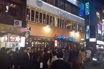 Quên kéo rèm cửa sổ, cả làng xem "phim nóng" miễn phí