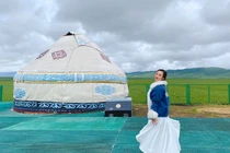 Cô gái Việt lái xe khám phá Tân Cương giữa dịch