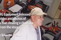 Video người đàn ông nhét máy cưa vào quần để lấy cắp khỏi cửa hàng