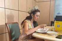 Thùy Tiên chân đi dép tổ ong đầu đội vương miện Miss Grand 12 tỷ